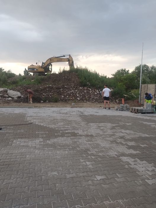 Echipa montam pavaj dale borduri