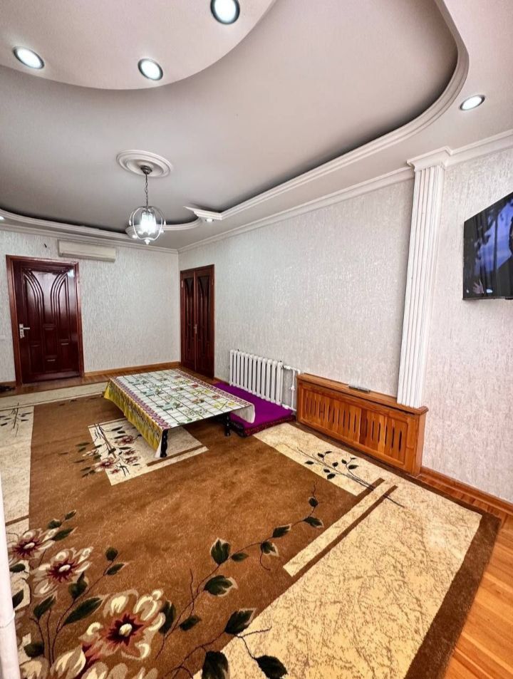 Срочно продаётся двухкомнатная квартира в центре на Себзаре  2/2/9.