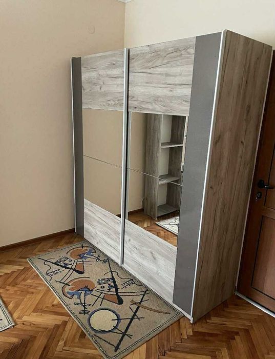 Тристаен апартамент, Широк Център