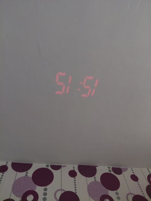 LED часовник с проекция