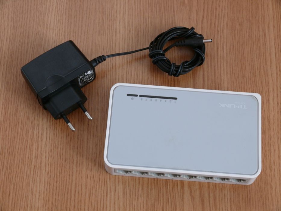 Switch Fast Ethernet TL-SF1008D