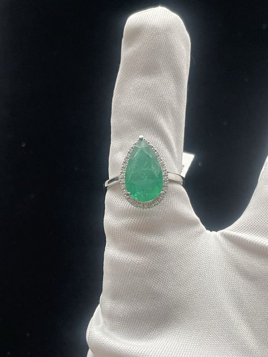 Дамски пръстен бяло злато, изумруд и диаманти.