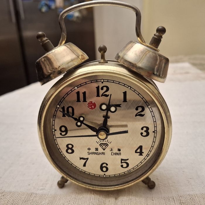 Ретро настолен механичен будилник
