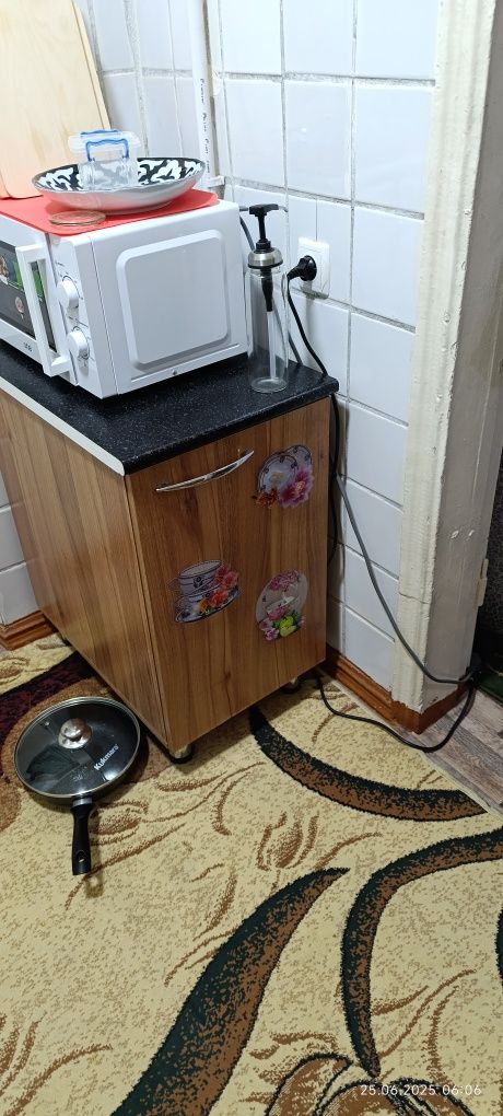 Продам кухонный гарнитур в комплекте смеситель и мойка