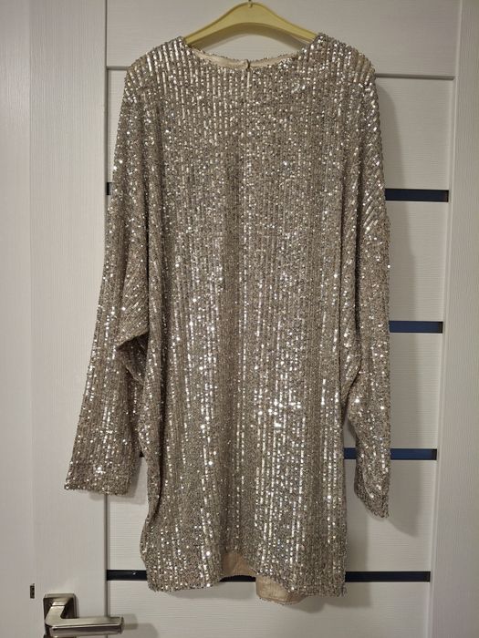 Продаётся платье-туникав пайетках  Новое. Размер  46. Материал стрейч.