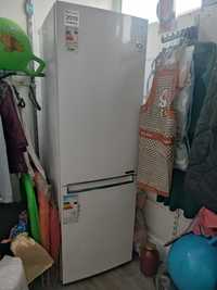 Большой вместительный холодильник