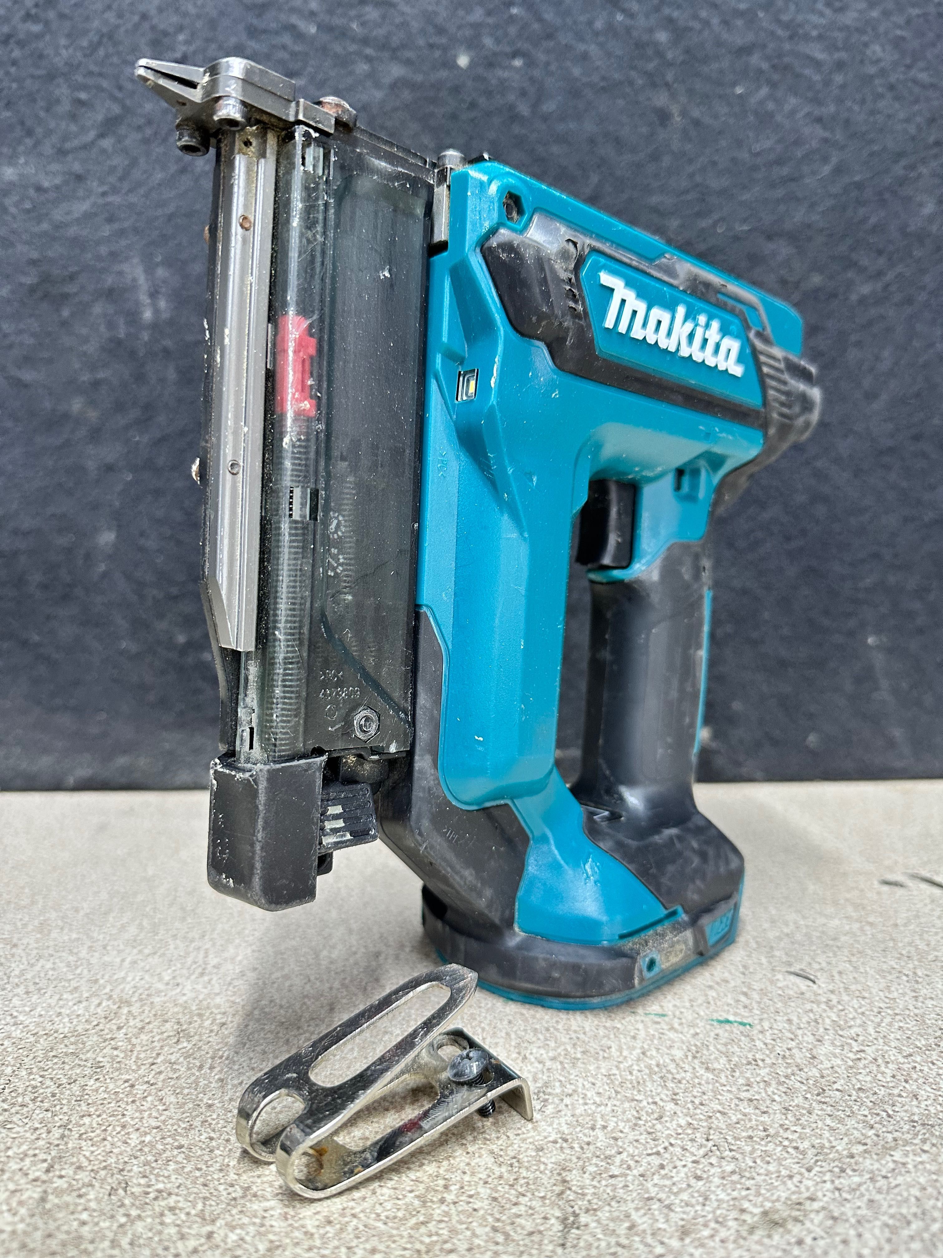 Акумулаторен такер за игли Makita DPT353  LXT 18V 15-35мм