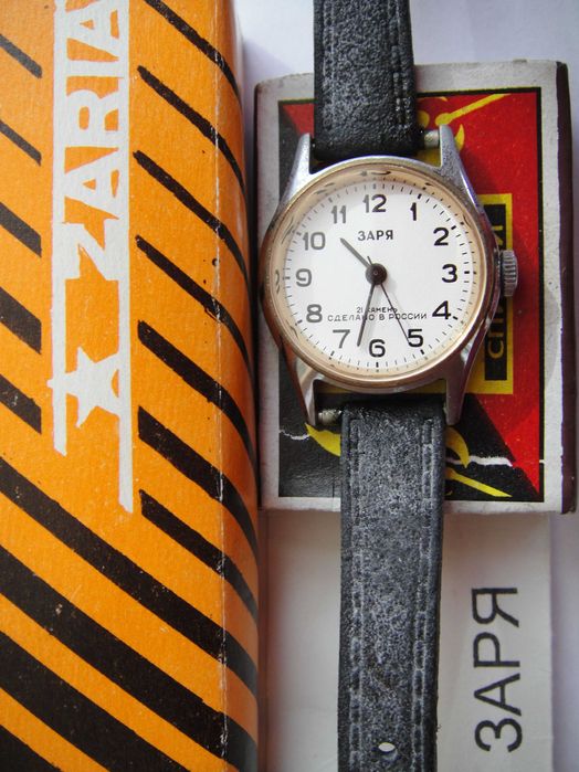 Часы наручные механические " Заря ".