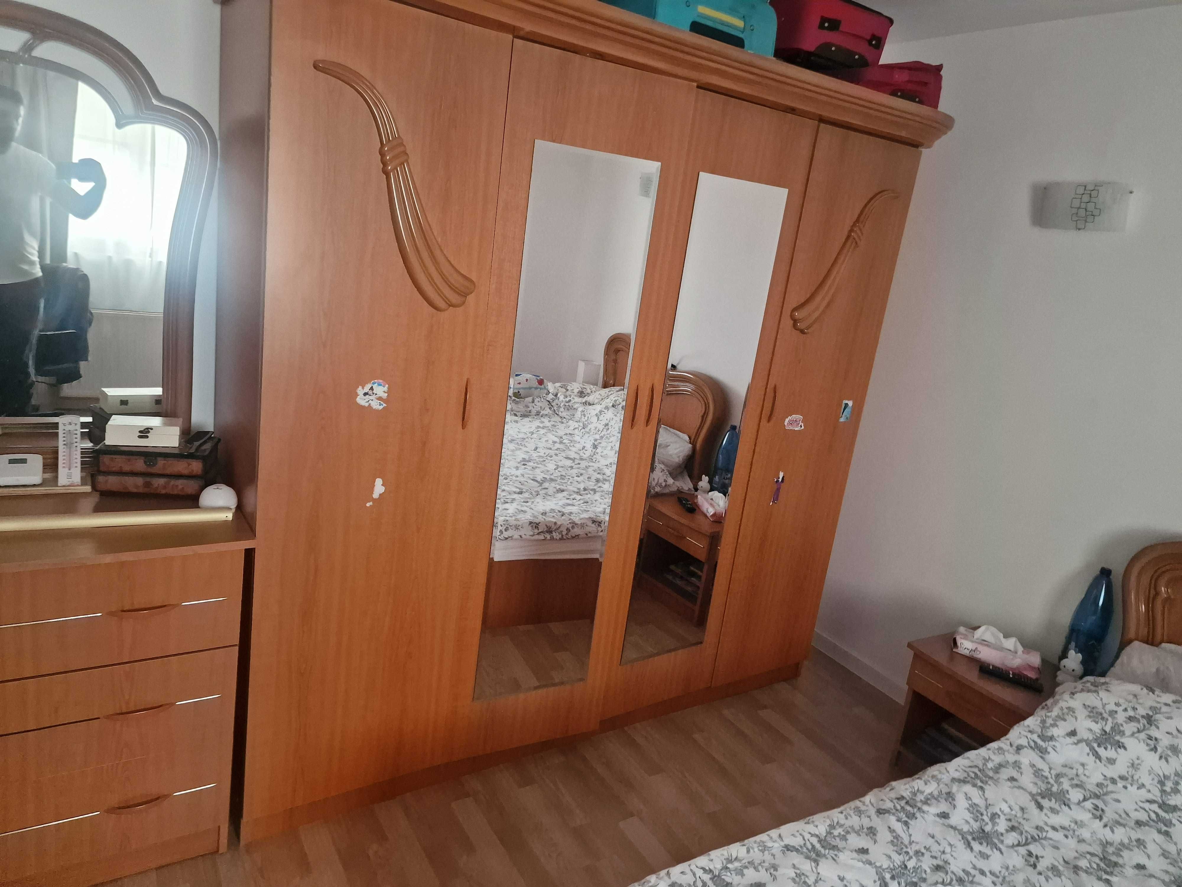 Mobilier complet pentru dormitor pat sifonier noptiere comoda oglinda