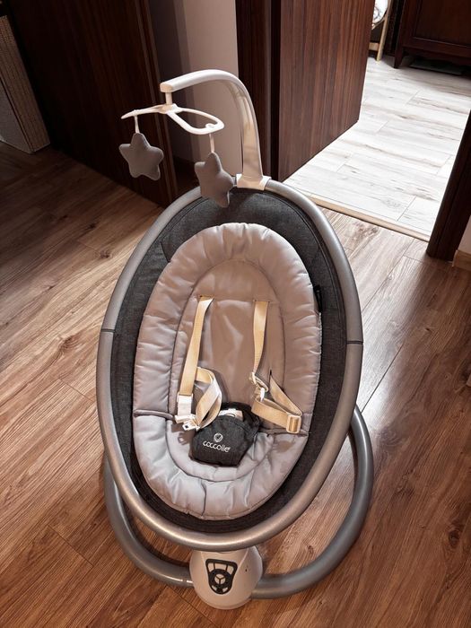Pătuț din ratan cu accesorii și leagăn electric pentru bebeluși.