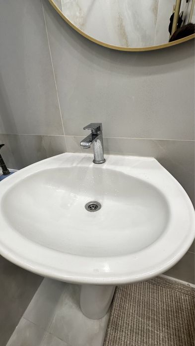 Раковина с ножкой