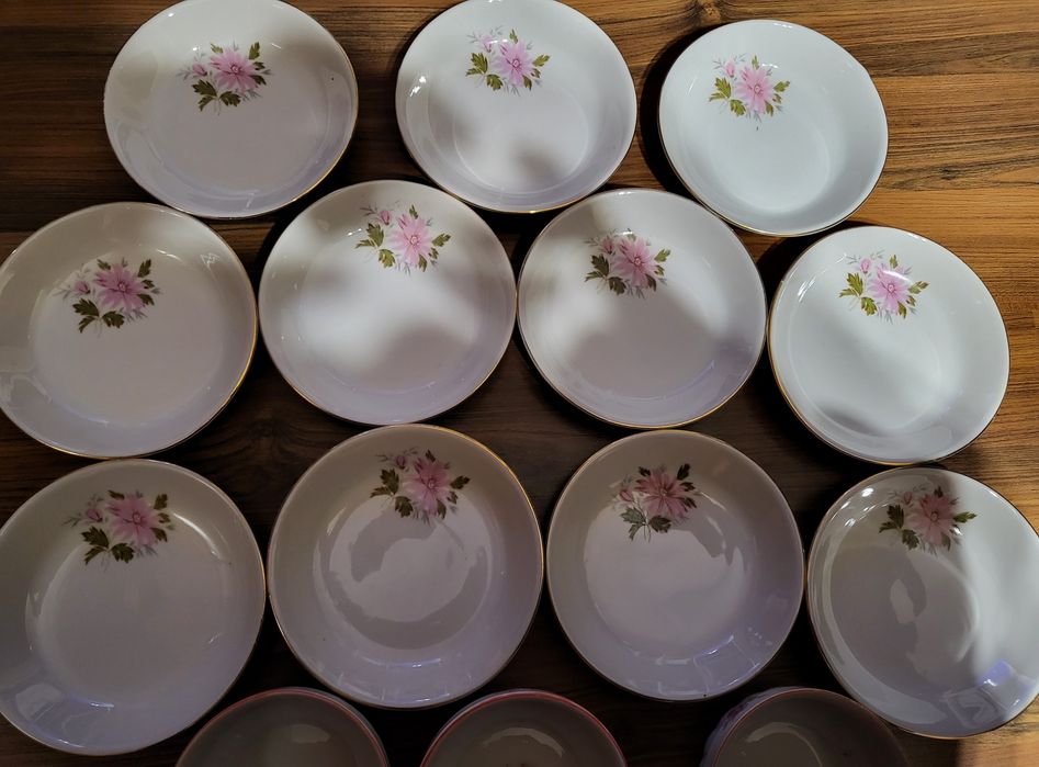 Български порцеланови чинии и купички