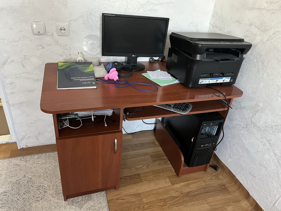 Компьютер и стол