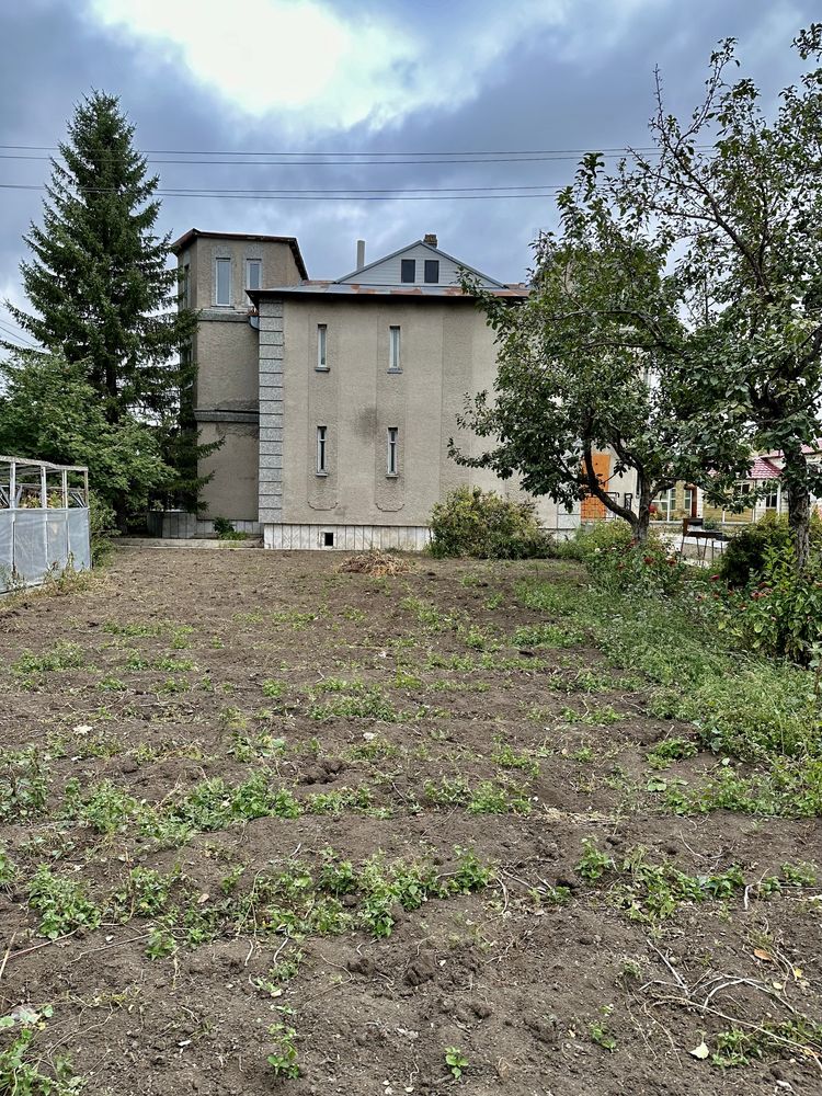 Продам большой 9 - комнтаный дом в мкр Шахтерский