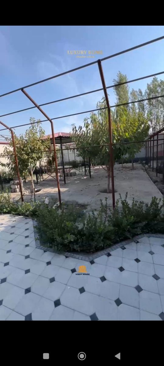 Дом уютный с участком фруктовыми деревьями.