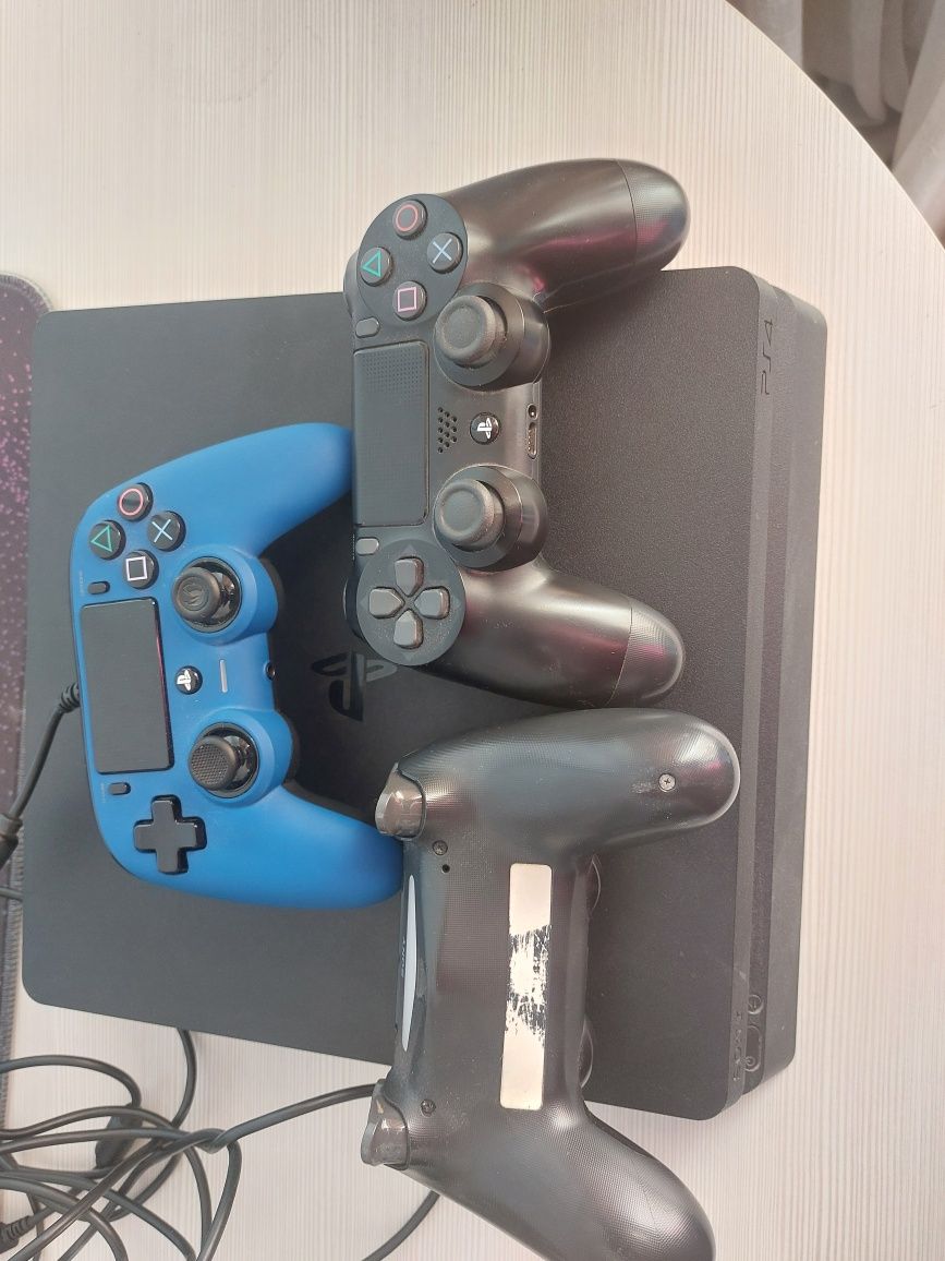 Playstation 4+2 manete originale si inca una tot originala cu fir