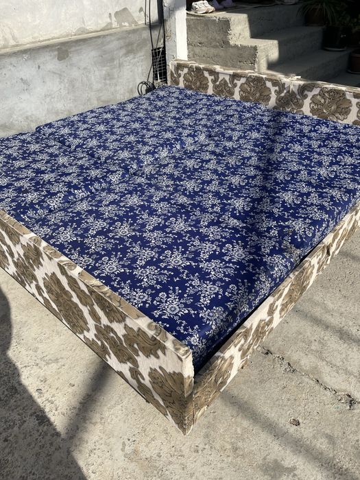 Кровать с матрассом     .