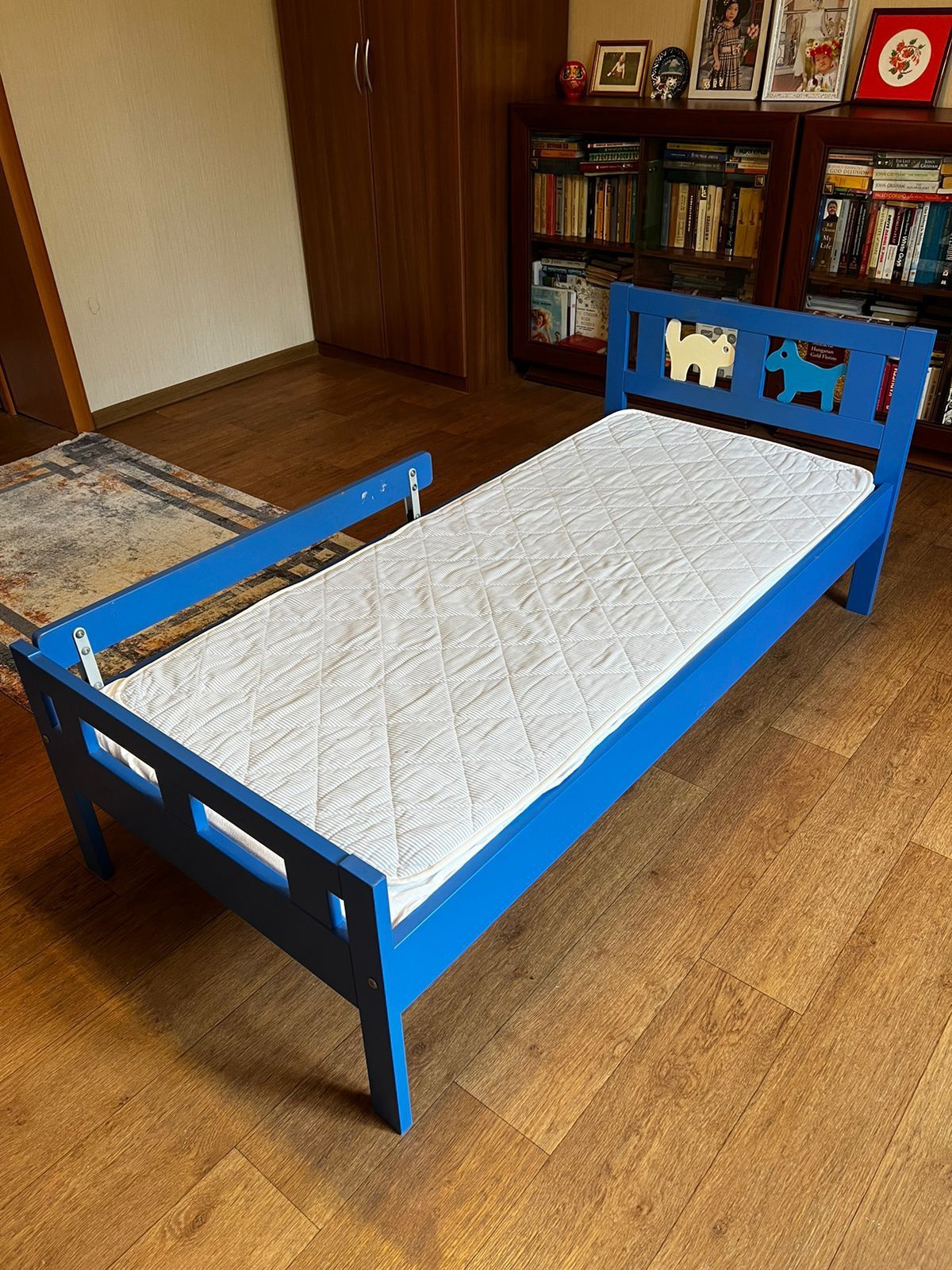 Продам подростковую кровать Ikea , размер 165/78 с матрасом и накидкой