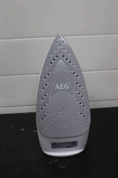 Парна ютия AEG DB 1740LG с индикатор за остатъчна топли 2400W