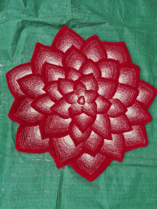 Vând Covor model floare dimensiunea 100 cm,grosime 2 cm  made in India