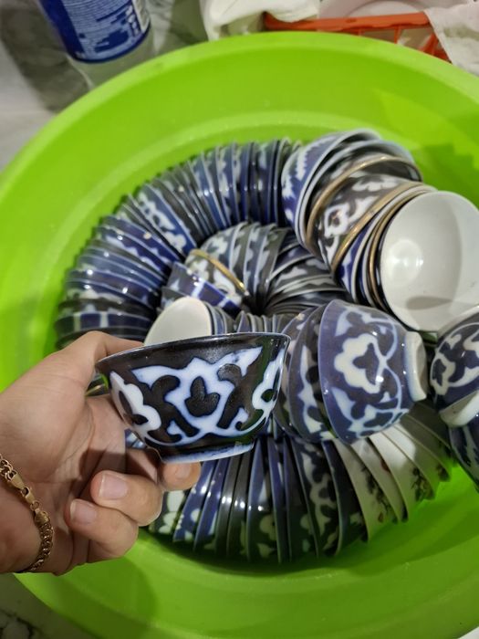 Idishlar sotiladigan choyxona uchun.