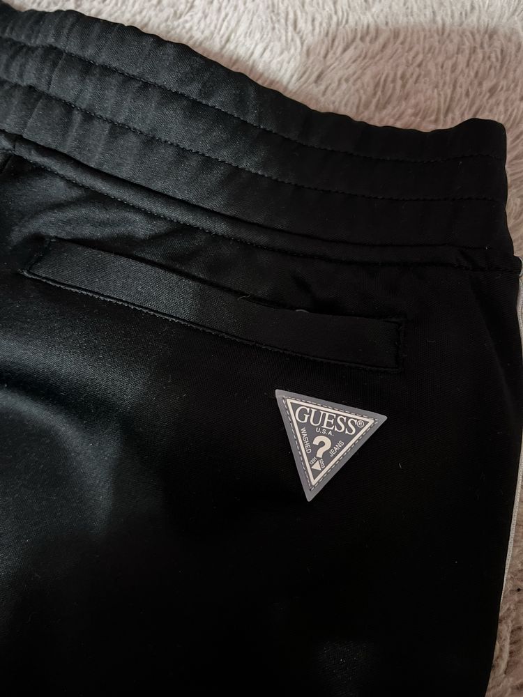 ОРИГИНАЛНО момчешко долнище на GUESS