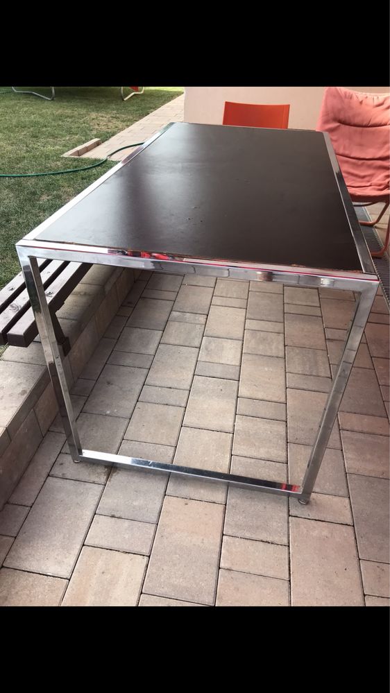 Mese solide cu picioare inox.
