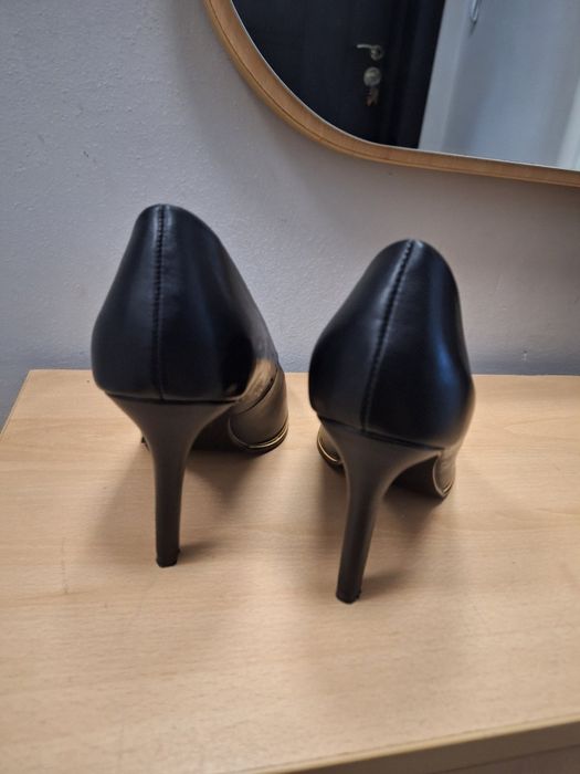 Елегантни кожени обувки Clara Barson