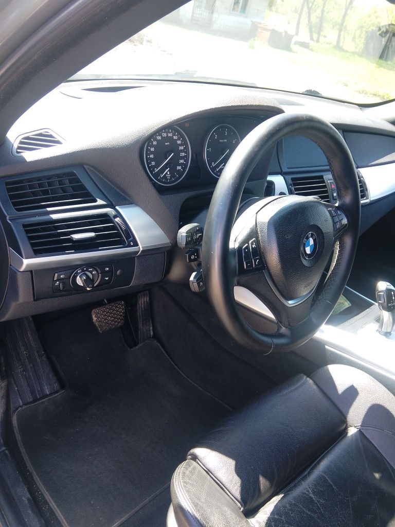 BMW x 5 se oferă certificat fiscal pe loc