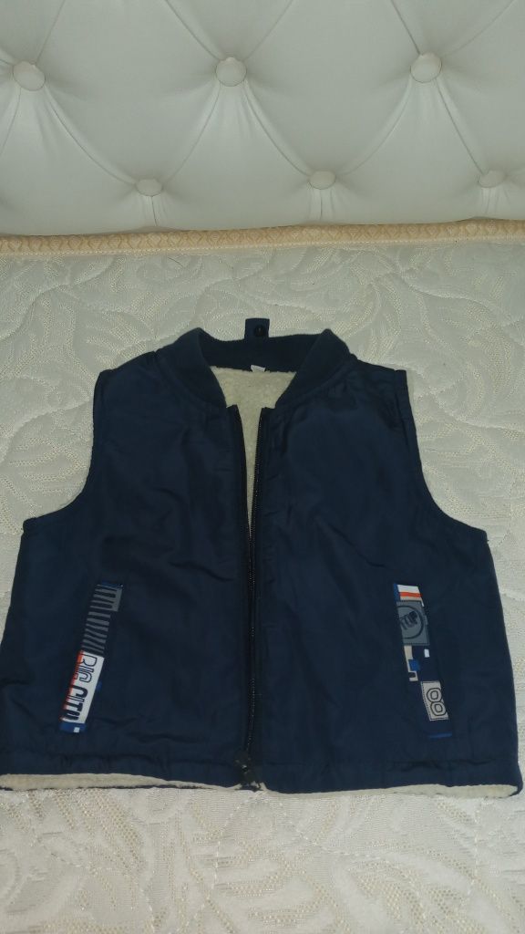 Продам Комбинезон 4 в 1  куртка,желет, штаны и шарф хорошего качества