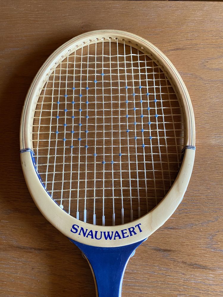 Vand racheta de tenis de lemn ,de colectie