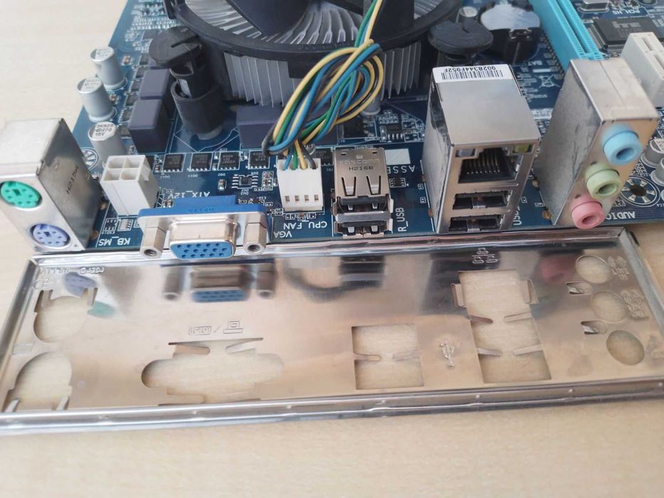 Дънна платка Gigabyte GA-H61M-DS2 с Intel Core i3-3220 и 8GB DDR3