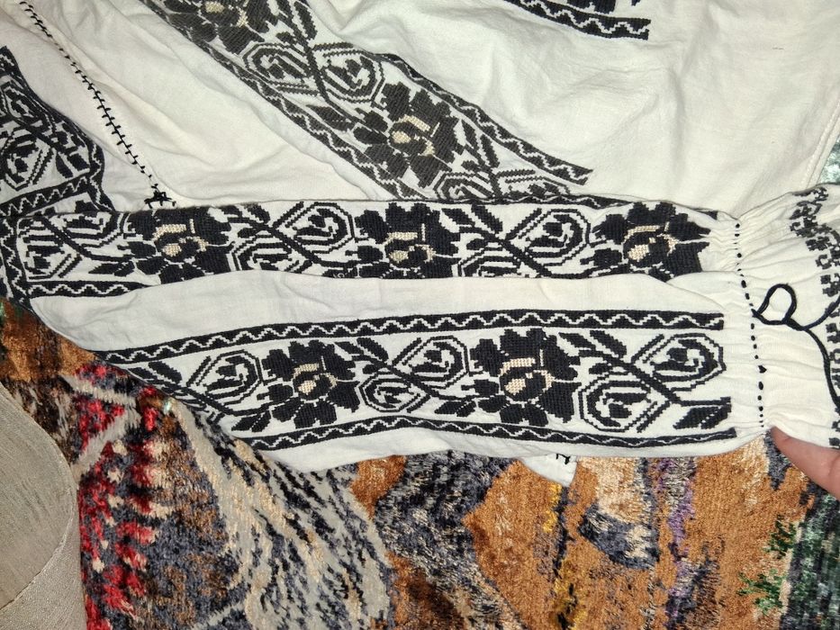 Ie autentica veche pentru o fetita 10 ,11 ani