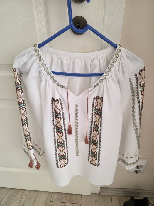 Cămașă cu mărgele,cusută manual