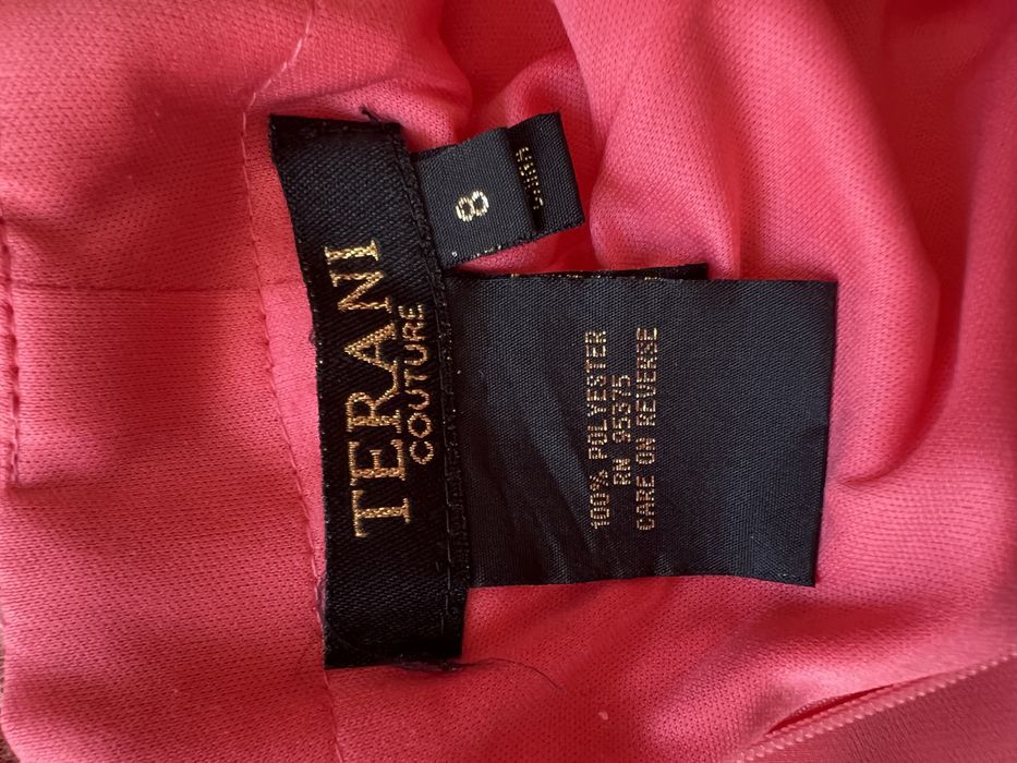 Официална рокля с нежни камъни