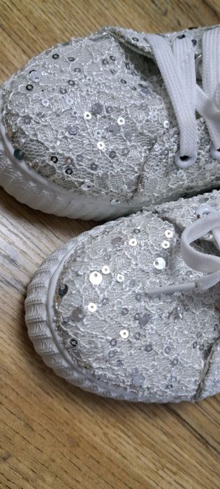 Teniși  albi cu paiete, pentru fete