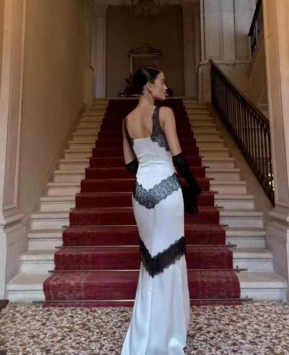 Дълга бяла рокля с черна дантела