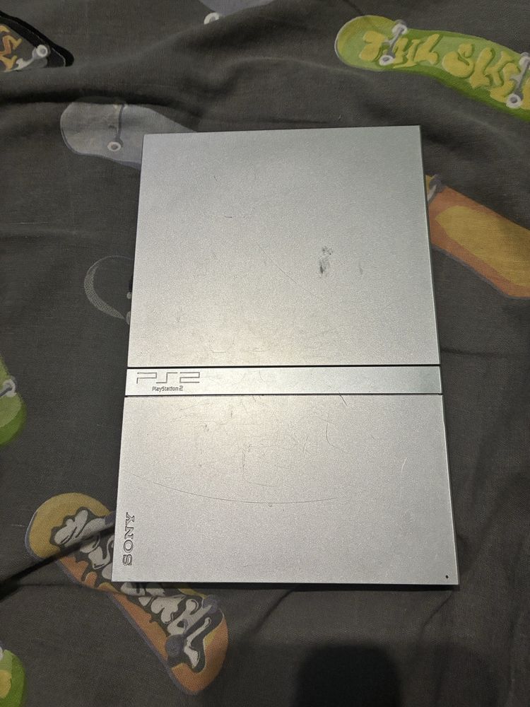 PlayStation 2 Slim (SCPH-70004).