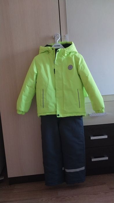 Продам демисезонный костюм