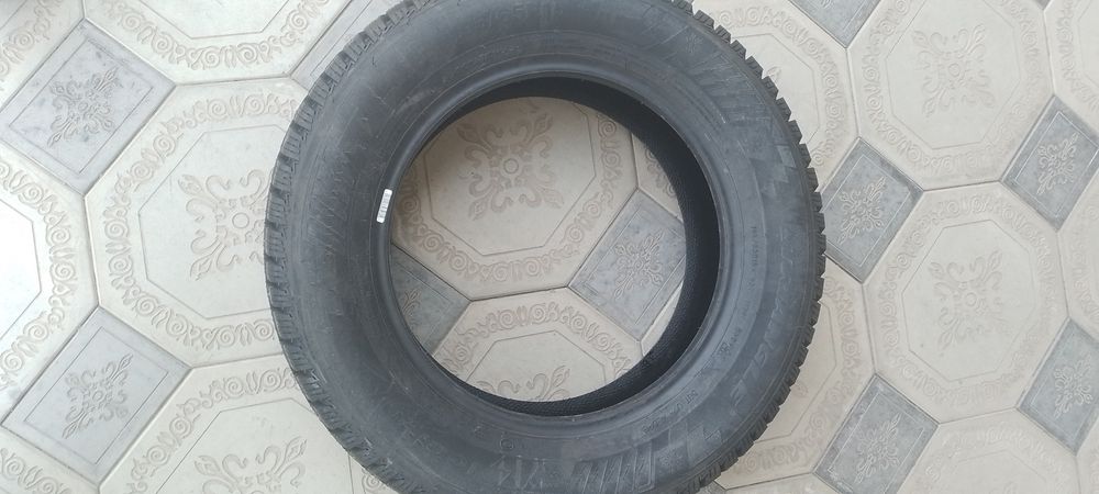 Продам зимний комплект резины с шипами 195,65,15.