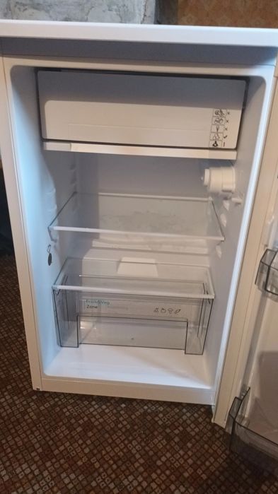 Продавам малък хладилник