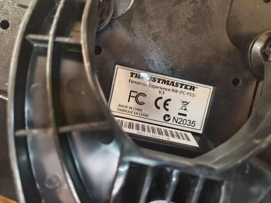 Volan + pedale, stare foarte bună Thrustmaster Ferrari Gt