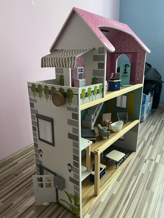 Детска дървена къща за кукли