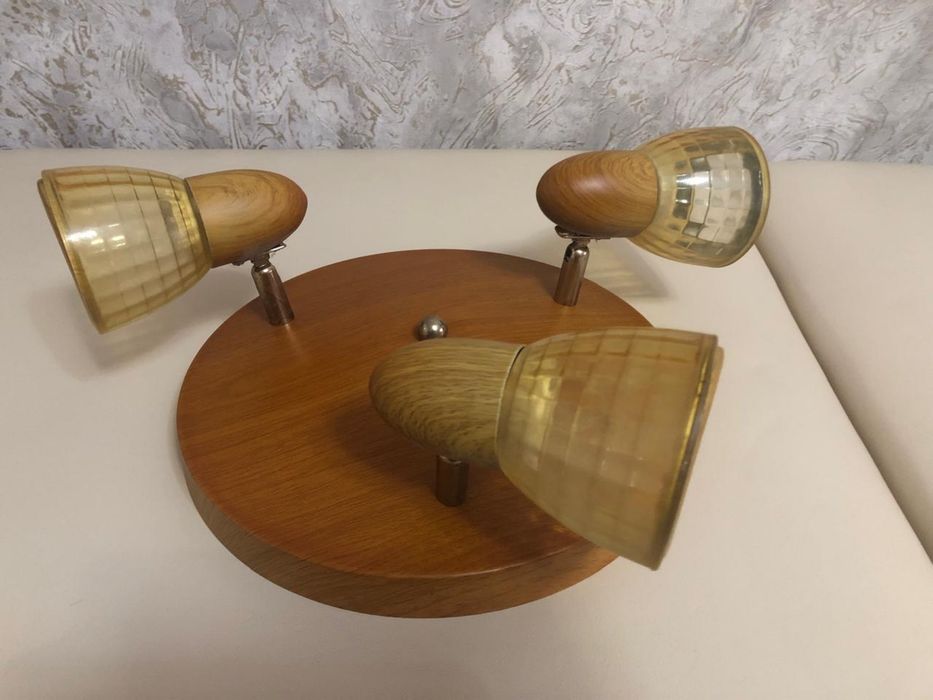 Люстра три лампочки.