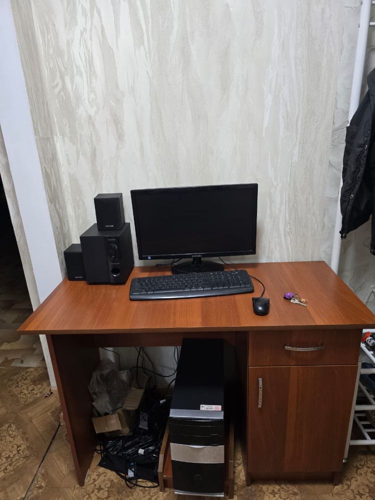 продается компьютер с столикам