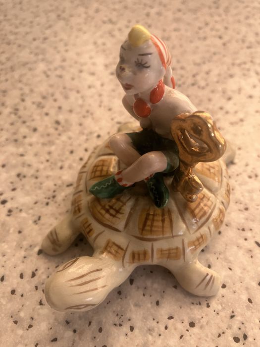 Продам форфоровую статуэтку,буратино