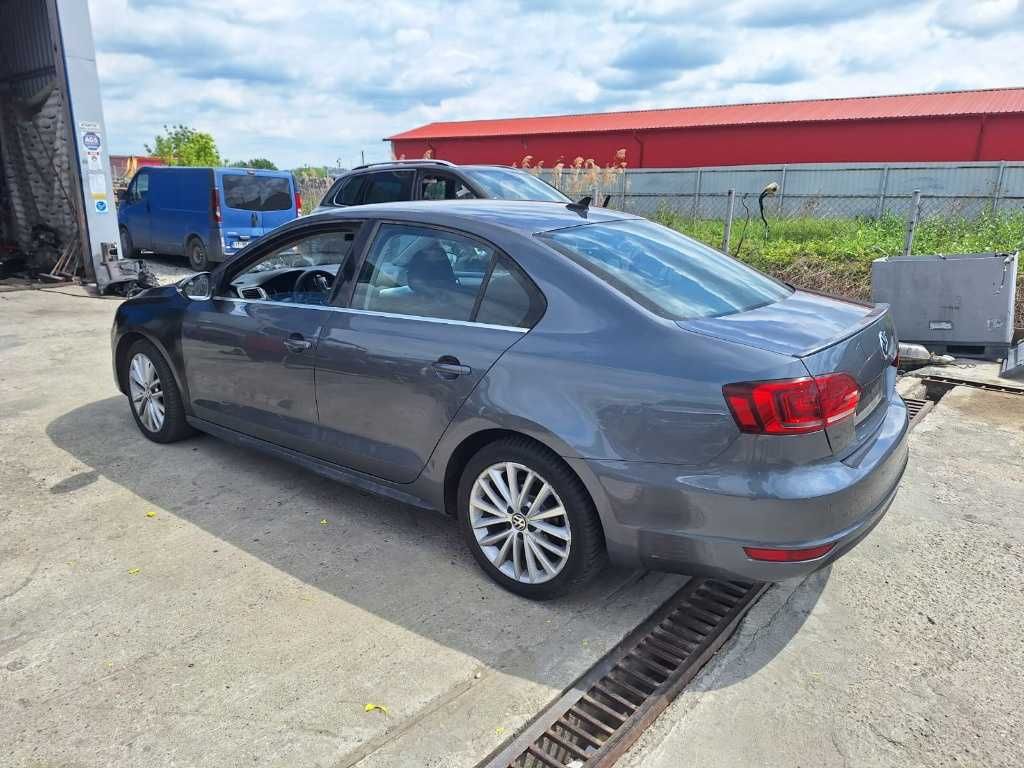 Dezmembrez Vw Jetta MK6 1.4 Tsi Hybrid CRJA 150 Cai culoare LD7X