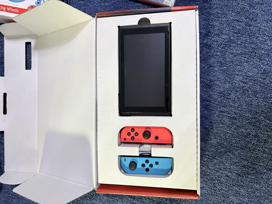 Vand nintendo switch+2 jocuri,negociabil