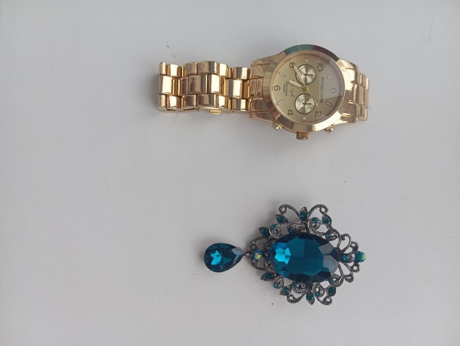 Продам женские часы и брошку.