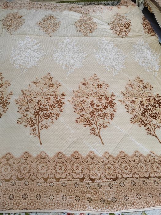 Продам покрывало одеяло на 2 -х спал. Б/у. В отличном состоянии